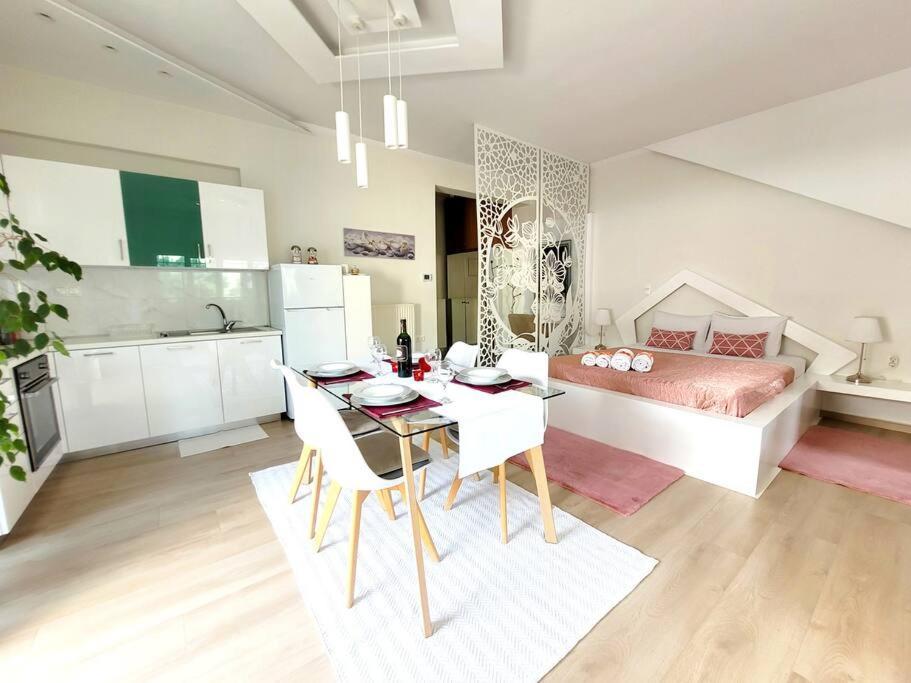 Orchid Apartment *